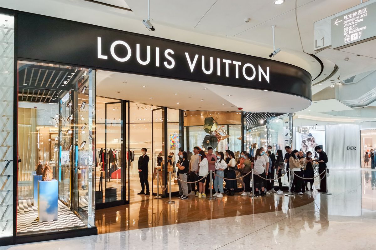 Luxury stores see increasing visitors in Shanghai