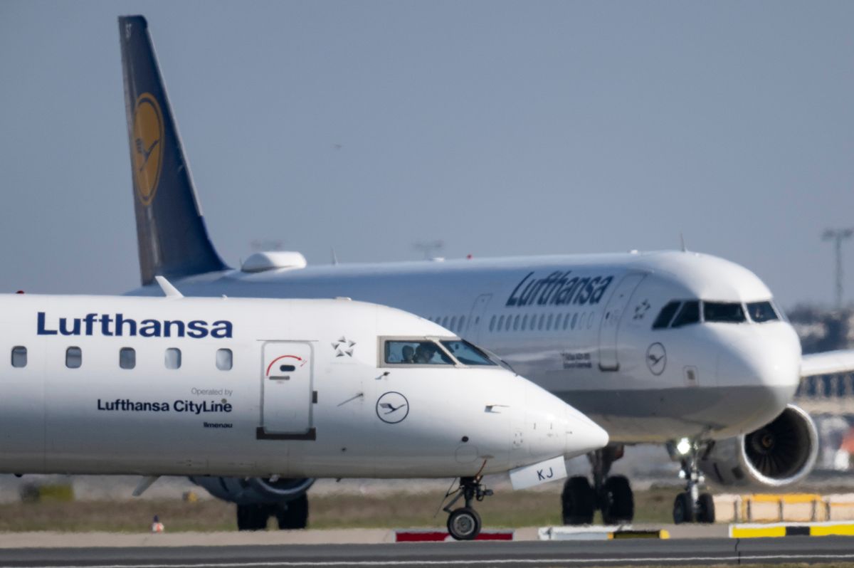 28 February 2023, Hesse, Frankfurt/Main: A Lufthansa passenger aircraft taxis to its take-off position at Frankfurt Airport. Lufthansa presents its business figures for the year 2022 on March 3. 