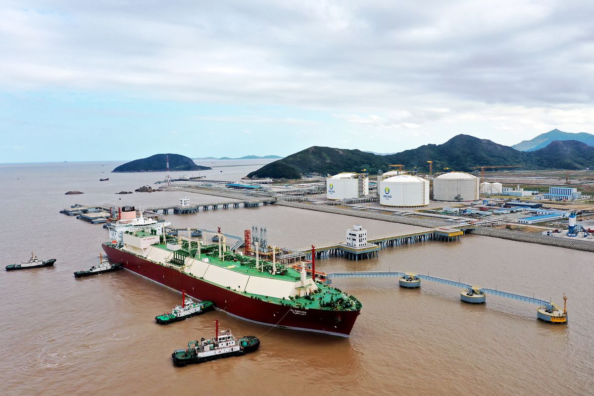 Super large LNG ship berths at Zhoushan Xin'ao terminal