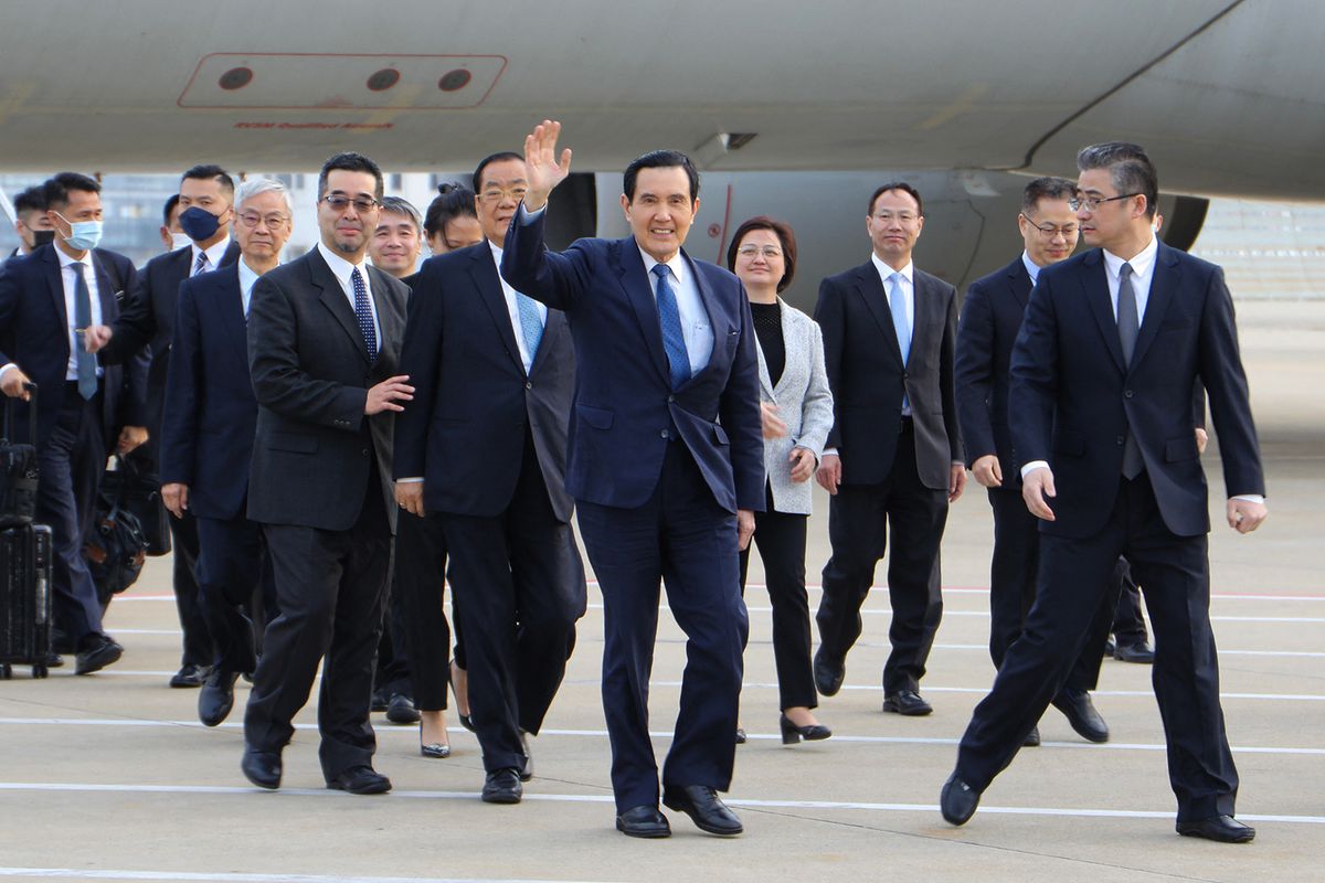In this handout picture taken and released from former president Ma Ying-jeou's office on March 27, 2023 former Taiwanese president Ma Ying-jeou (C) waves upon arriving at the Shanghai airport. (Photo by Handout / Ma Ying-jeou's office / AFP) / RESTRICTED TO EDITORIAL USE - MANDATORY CREDIT "AFP PHOTO / Ma Ying-jeou's office" - NO MARKETING NO ADVERTISING CAMPAIGNS - DISTRIBUTED AS A SERVICE TO CLIENTS