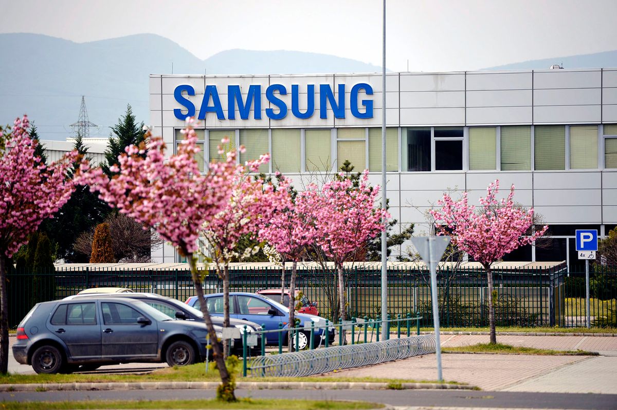 Göd, 2014. április 8.A második legnagyobb magyarországi Samsung-vállalat, a Samsung SDI Magyarország Zrt. bezárt gödi üzeme 2014. április 8-án, ahol színestelevízió-képcsövet, plazmatévépaneleket és mobiltelefon-kijelzőket gyártottak, de már nincs piacuk.MTI Fotó: Beliczay László Göd, 2014. április 8.
A második legnagyobb magyarországi Samsung-vállalat, a Samsung SDI Magyarország Zrt. bezárt gödi üzeme 2014. április 8-án, ahol színestelevízió-képcsövet, plazmatévépaneleket és mobiltelefon-kijelzőket gyártottak, de már nincs piacuk.
MTI Fotó: Beliczay László