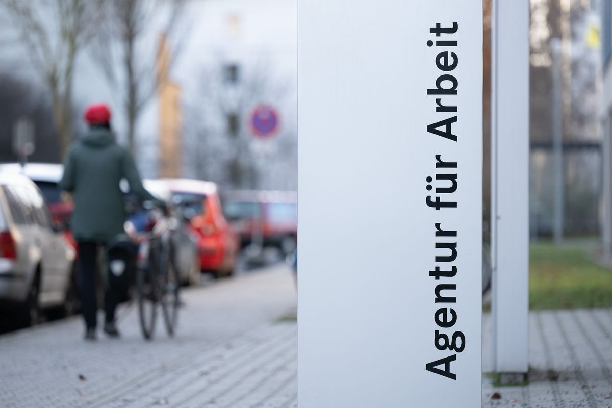 03 January 2023, Saxony, Dresden: A woman walks past a stele with the inscription "Agentur für Arbeit". The year 2022 has ended with higher unemployment in Saxony. 