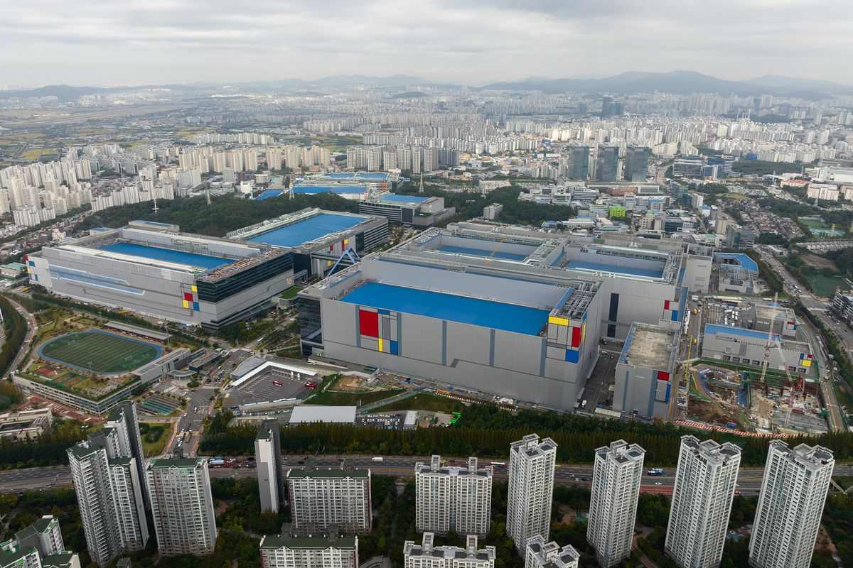 Samsung Electronic Factory Ahead of Earnings Figures