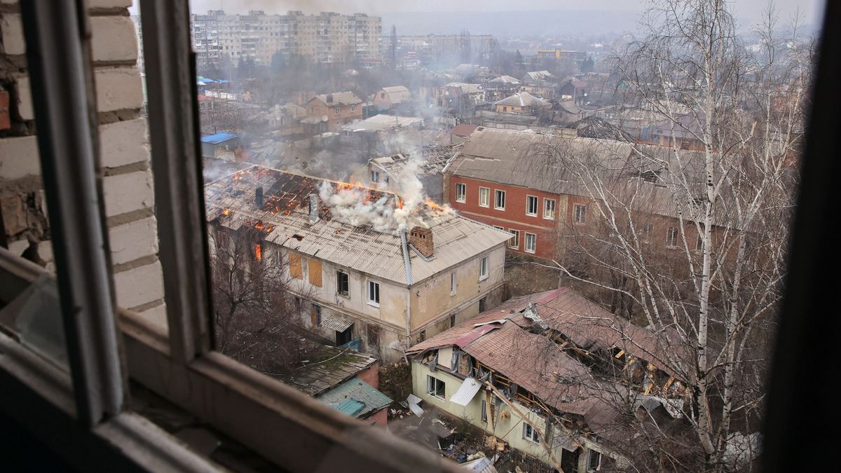 Bahmut, 2023. február 28.Égő ház a kelet-ukrajnai Donyecki területen fekvő, az orosz hadsereg által ostromlott Bahmutban 2023. február 27-én.