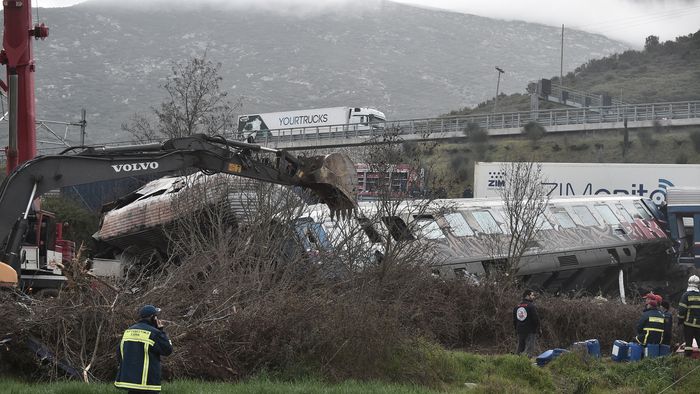 Lárisza, 2023. március 1.
Összeroncsolódott vasúti kocsi a közép-görögországi Lárisza városa közelében, ahol összeütközött egy személyvonat és egy tehervonat 2023. március 1-re virradóra. Az ütközéstől több kocsi kisiklott, és lángba borult. A szerencsétlenségben legkevesebb 32-en életüket vesztették, 85-en megsérültek.