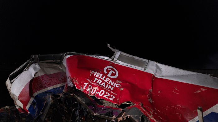 Lárisza, 2023. március 1.
Összeroncsolódott vasúti kocsi a közép-görögországi Lárisza városa közelében, ahol összeütközött egy személyvonat és egy tehervonat 2023. március 1-re virradóra. Az ütközéstől több kocsi kisiklott, és lángba borult. A szerencsétlenségben legkevesebb 32-en életüket vesztették, 85-en megsérültek.