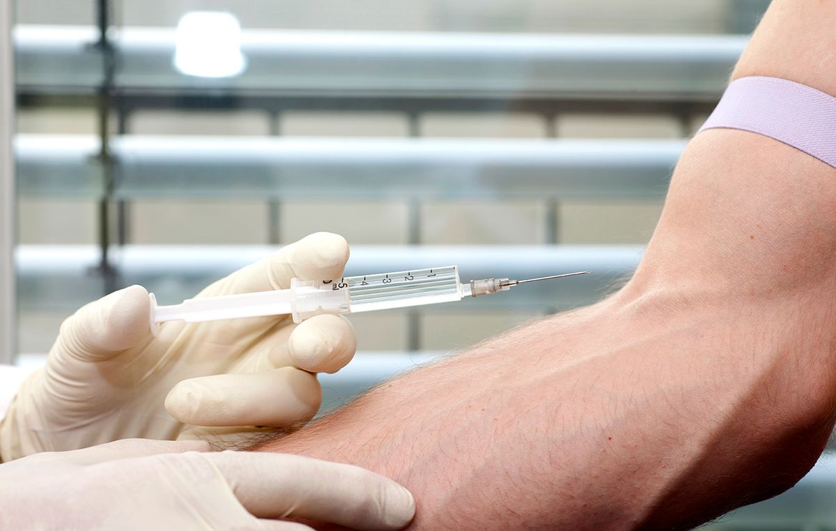 Man receiving injection in arm
Dopingarzt spritzt einen Leistungssportler in Freiburg im Breisgau