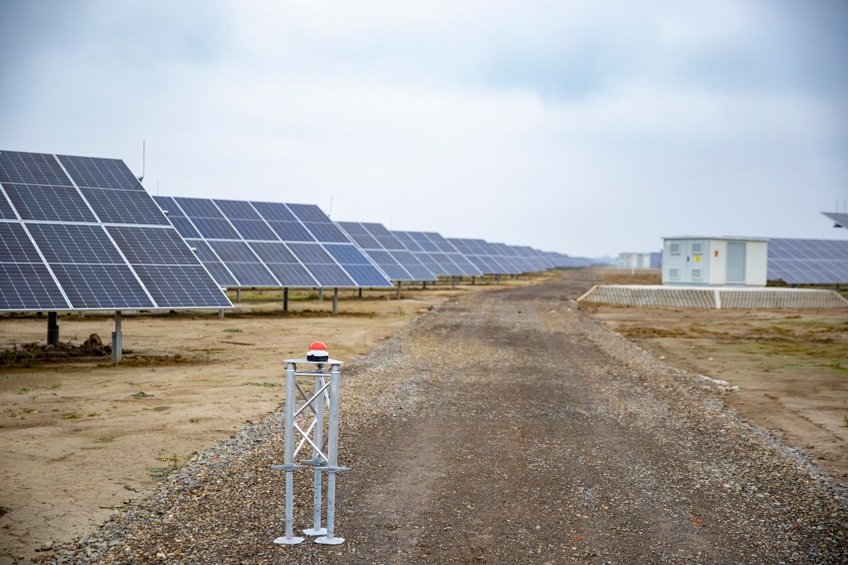 20221128 DebrecenTizenötezer háztartás energiaigényét fedezi az átadott napelempark, amely a Déli Gazdasági Övezet szomszédságában 52 hektáron terül el. A 24 megawattos park az MVM Zöld Generáció Kft. eddigi legnagyobb naperőmű projektje és évi 33 ezer tonna szén-dioxid-megtakarítást hozhat. Fotó: