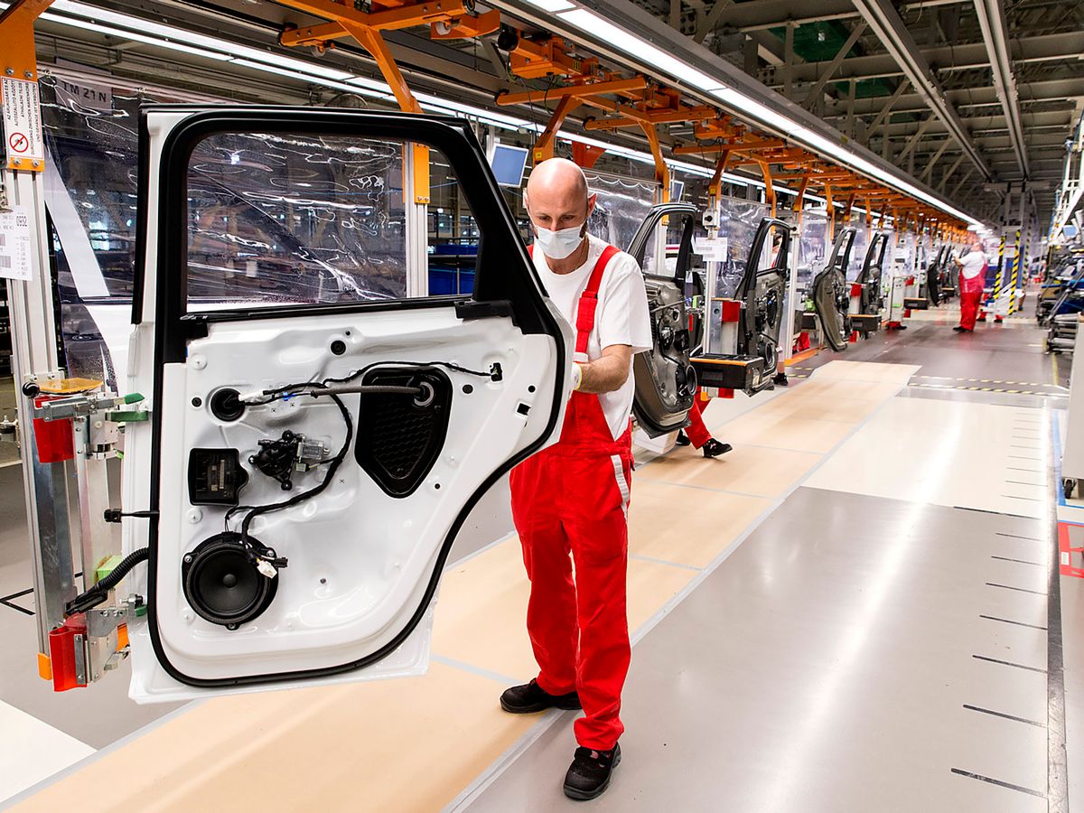 Győr, 2020. április 28.Dolgozó egy autó ajtaját szereli össze, mögötte a koronavírus elleni védekezés részeként elhelyezett fólialapok az összeszerelő soron az Audi Hungaria Motor Kft. győri gyárának járműszerelő részlegében 2020. április 27-én. Ezen a napon sikeresen újraindult az Audi Hungaria járműgyártása, mind a présüzemben, karosszériaüzemben, lakkozóban és a járműszereldében. Első lépésben egy műszakban kétezer járműgyári munkatárs kezdte meg munkáját. A járműszereldében műszakonként jelenleg 250 autót gyártanak, a vállalat a termelést a következő hetekben fokozatosan szeretné felfuttatni.
