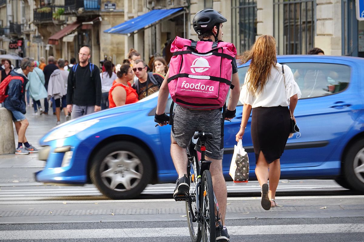 Bordeaux,,France,-,August,,2018:,Food,Supplier,With,Foodora,Backpack
Bordeaux, France - August, 2018: Food supplier with Foodora backpack riding a bike on the street