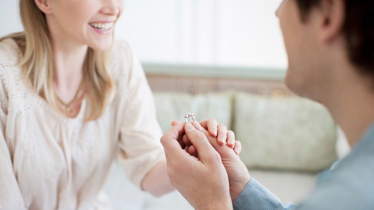 Man with engagement ring proposing marriage to woman
babakötvény, házasság, válás, hitel, boldogság, párkapcsolat,