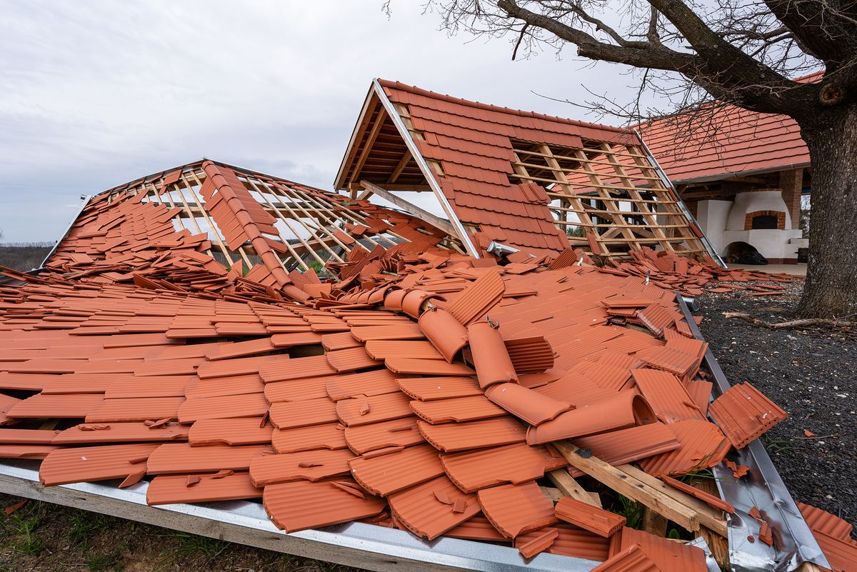 Broken,Roof,After,A,Storm
Horvátország