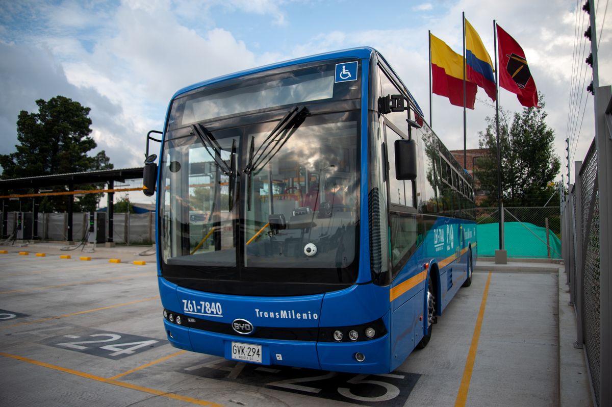 Transmilenio and SITP public transport buses of Bogota bought 596 100% electric buses from china manufacturer BYD to change the buses that operate in the areas of Fontibon, Usme and Perdomo in the city of Bogota. This buses can charge in 4 hours and can t