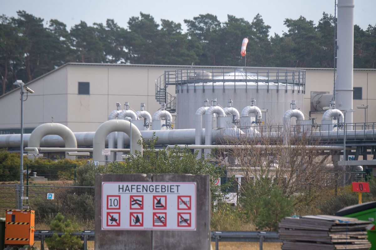 18 August 2022, Mecklenburg-Western Pomerania, Lubmin: Pipe systems and shut-off devices of the transfer station of the OPAL (Ostsee-Pipeline-Anbindungsleitung - Baltic Sea Pipeline Link) and NEL (Nordeuropäische Erdgasleitung - North European Gas Pipeline) long-distance gas pipeline in the industrial port of Lubmin. From the beginning of December, the company Deutsche ReGas GmbH &Co. KGaA plans to land liquefied natural gas (LNG) in the industrial port of Lubmin. According to the company's timetable, the LNG landing facility would be the first to go into operation in Germany. However, permits and construction work are still pending. LNG is to be landed in Lubmin's industrial port by means of a floating storage and regasification vessel (FSRU). 