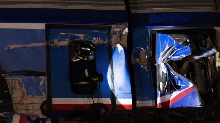 Lárisza, 2023. március 1.
Összeroncsolódott vasúti kocsi a közép-görögországi Lárisza városa közelében, ahol összeütközött egy személyvonat és egy tehervonat 2023. március 1-re virradóra. Az ütközéstől több kocsi kisiklott, és lángba borult. A szerencsétlenségben legkevesebb 32-en életüket vesztették, 85-en megsérültek.