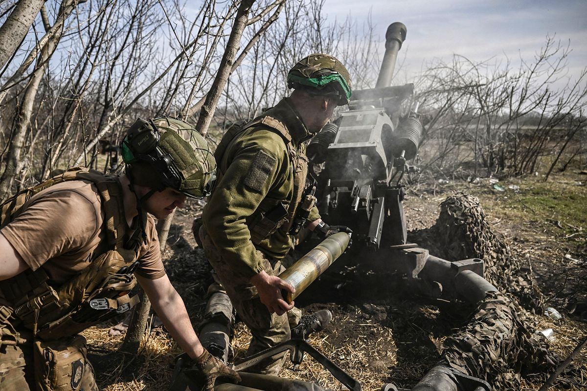 Ukrainian servicemen fire with an M119 105mm howtitzer at Russian positions near Bakhmut, on March 23, 2023, amid the Russian invasion of Ukraine. (Photo by Aris Messinis / AFP)
Bahmut