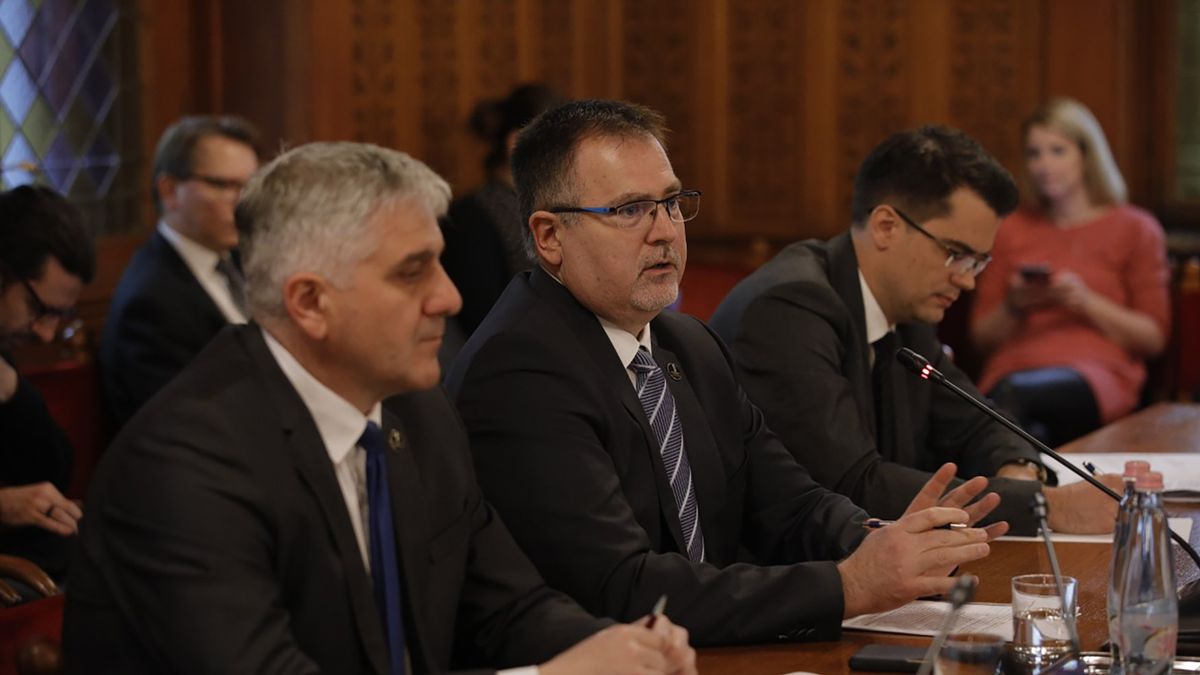 ÁSZ-elnök: csak több lépcsőben lehetne rendezni az MNB veszteségét