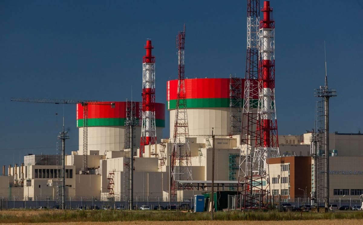 A Belarusz Atomerőmű a két reaktorépülettel, amelyek felső részére a fehérorosz nemzeti lobogót festették fel.  