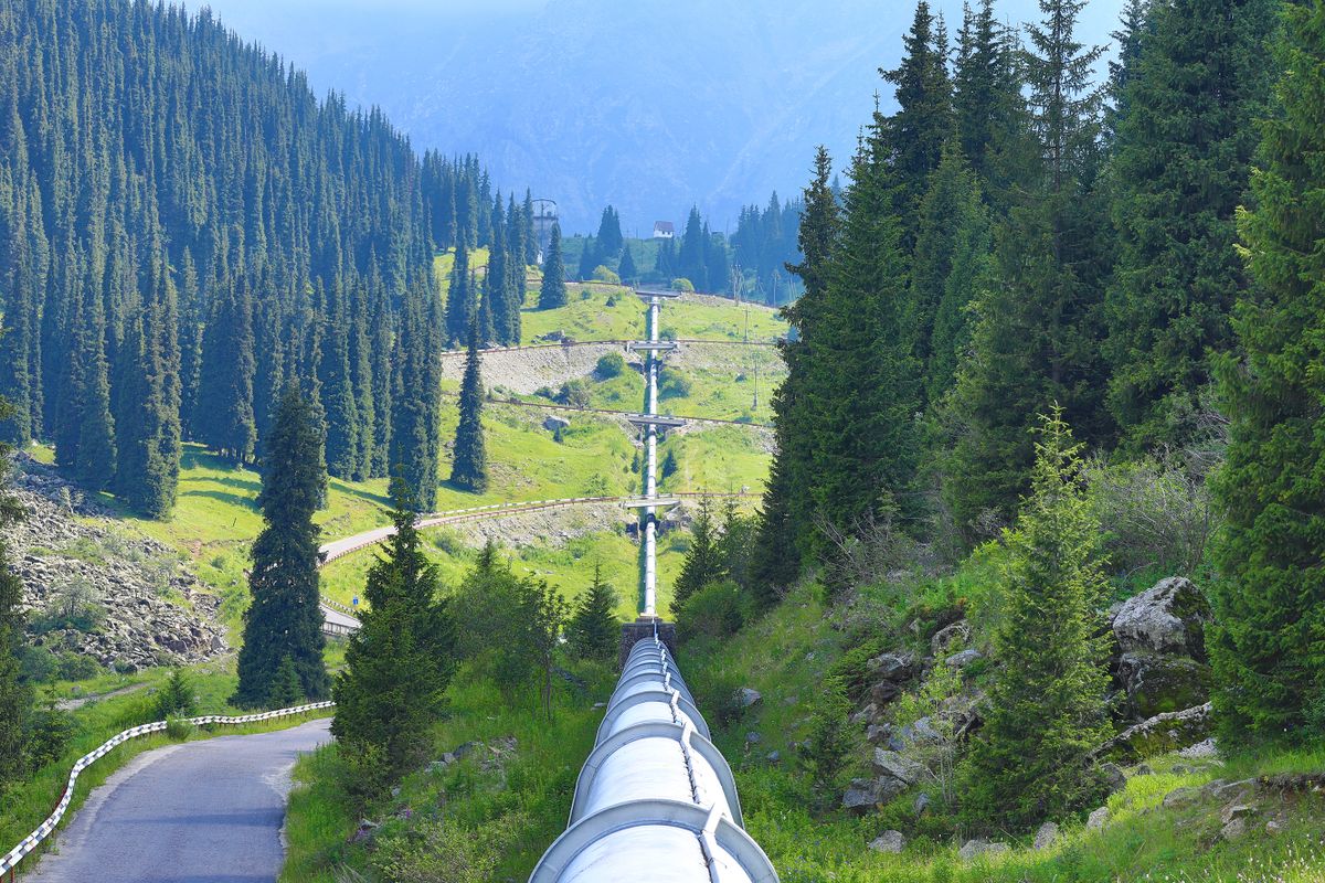 Oil,Pipeline,In,The,Mountains