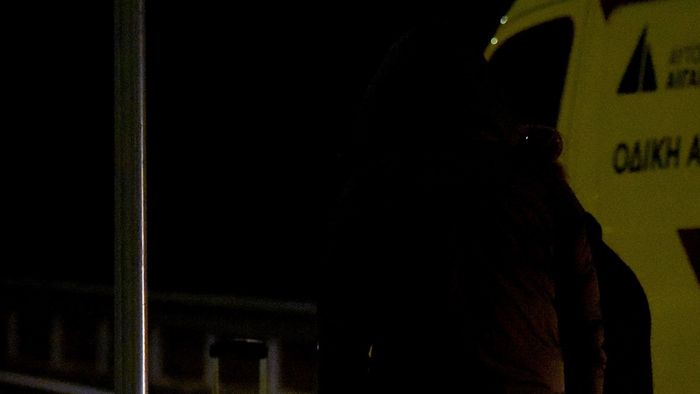 Lárisza, 2023. március 1.Hőtartó fóliában ül egy utas a közép-görögországi Lárisza városa közelében történt súlyos vasúti baleset helyszínén, ahol egy személyvonat tehervonattal ütközött 2023. március 1-re virradóra. Az ütközéstől több kocsi kisiklott, és lángba borult. A szerencsétlenségben legkevesebb 32-en életüket vesztették, 85-en megsérültek.