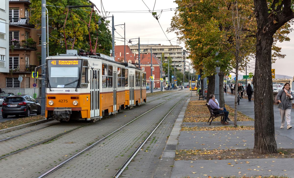 Budapest, 2019. október 19.A Budapesti Közlekedési Központ (BKK) 41-es vonalán közlekedő Tatra T5C5K2 típusú villamos a Batthyány tér közelében.
