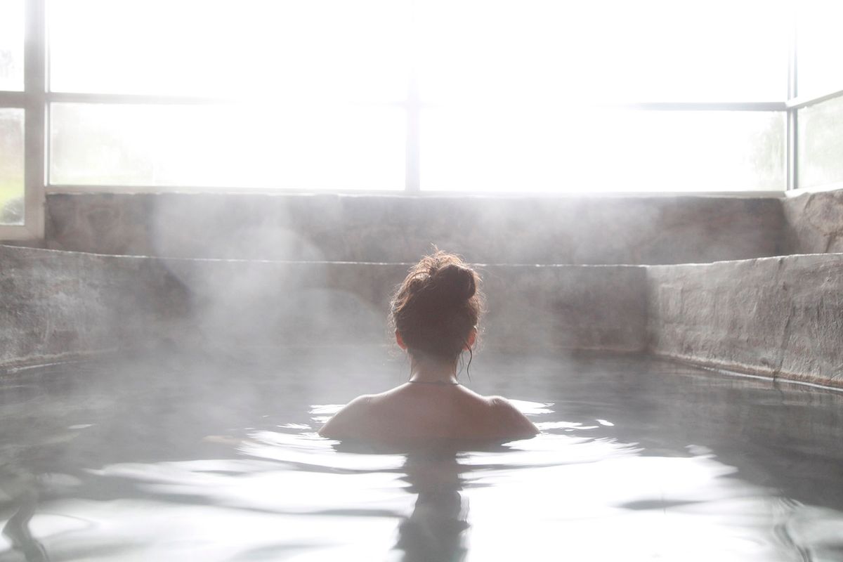 erdő
Woman in an outdoor bath with steam