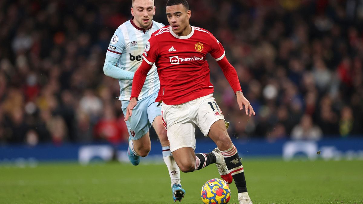 MANCHESTER, ENGLAND - JANUARY 22: Mason Greenwood of Manchester United battles for possession with Jarrod Bowen of West Ham United during the Premier League match between Manchester United and West Ham United at Old Trafford on January 22, 2022 in Manchester, England. 