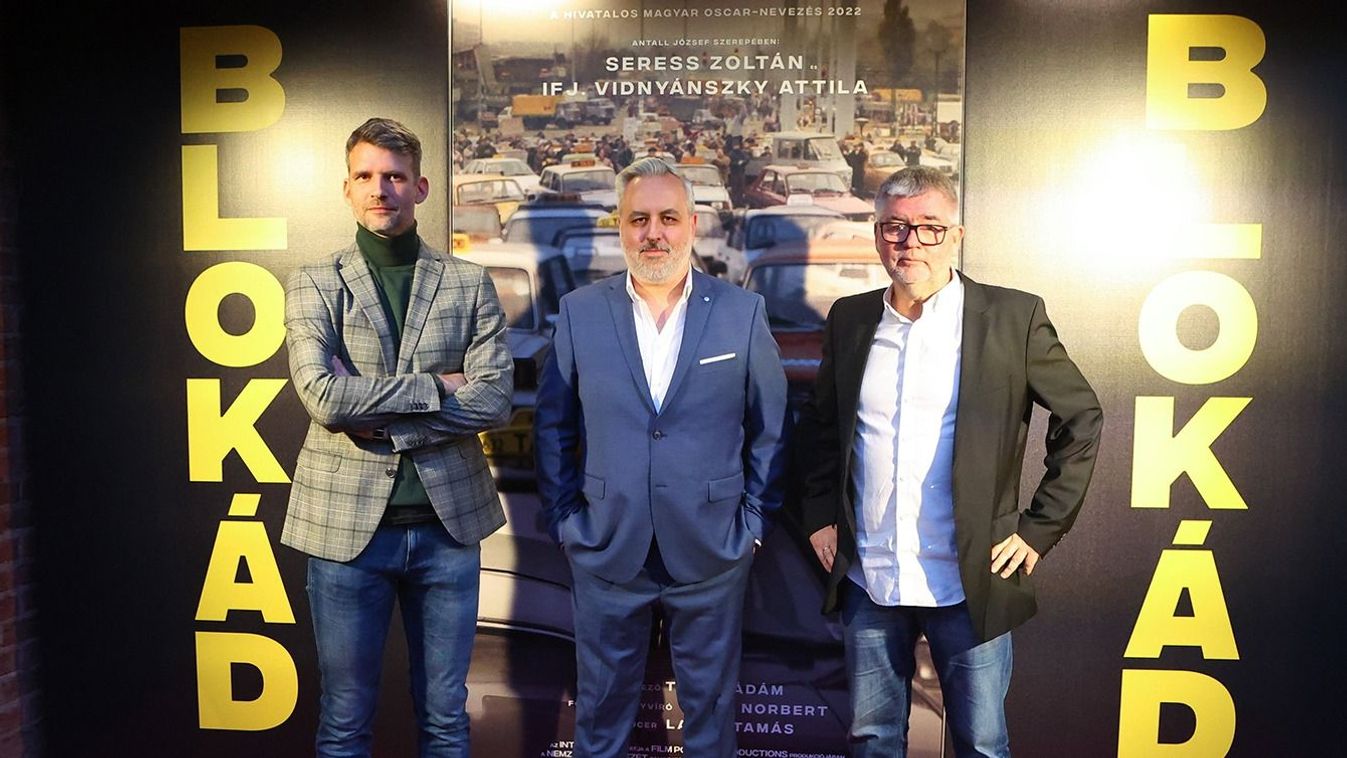 KÖBLI Norbert; LAJOS Tamás; TŐSÉR Ádám; Budapest, 2022. október 18.Tősér Ádám rendező, Köbli Norbert forgatókönyvíró, kreatív producer és Lajos Tamás producer (b-j) a Blokád című film díszbemutatójára érkezik a Toldy Ferenc Gimnázium előtt Budapesten 2022. október 18-án. A film az 1990-es taxisblokád idején játszódik, központi alakja Antall József, a rendszerváltás utáni első, szabadon választott miniszterelnök.MTI/Kovács Anikó Budapest, 2022. október 18.
Tősér Ádám rendező, Köbli Norbert forgatókönyvíró, kreatív producer és Lajos Tamás producer (b-j) a Blokád című film díszbemutatójára érkezik a Toldy Ferenc Gimnázium előtt Budapesten 2022. október 18-án. A film az 1990-es taxisblokád idején játszódik, központi alakja Antall József, a rendszerváltás utáni első, szabadon választott miniszterelnök.
MTI/Kovács Anikó