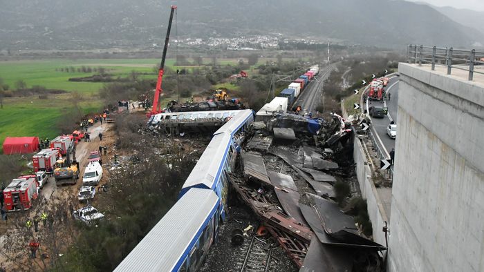 Lárisza, 2023. március 1.
Összeroncsolódott vasúti kocsi a közép-görögországi Lárisza városa közelében, ahol összeütközött egy személyvonat és egy tehervonat 2023. március 1-re virradóra. Az ütközéstől több kocsi kisiklott, és lángba borult. A szerencsétlenségben legkevesebb 32-en életüket vesztették, 85-en megsérültek.