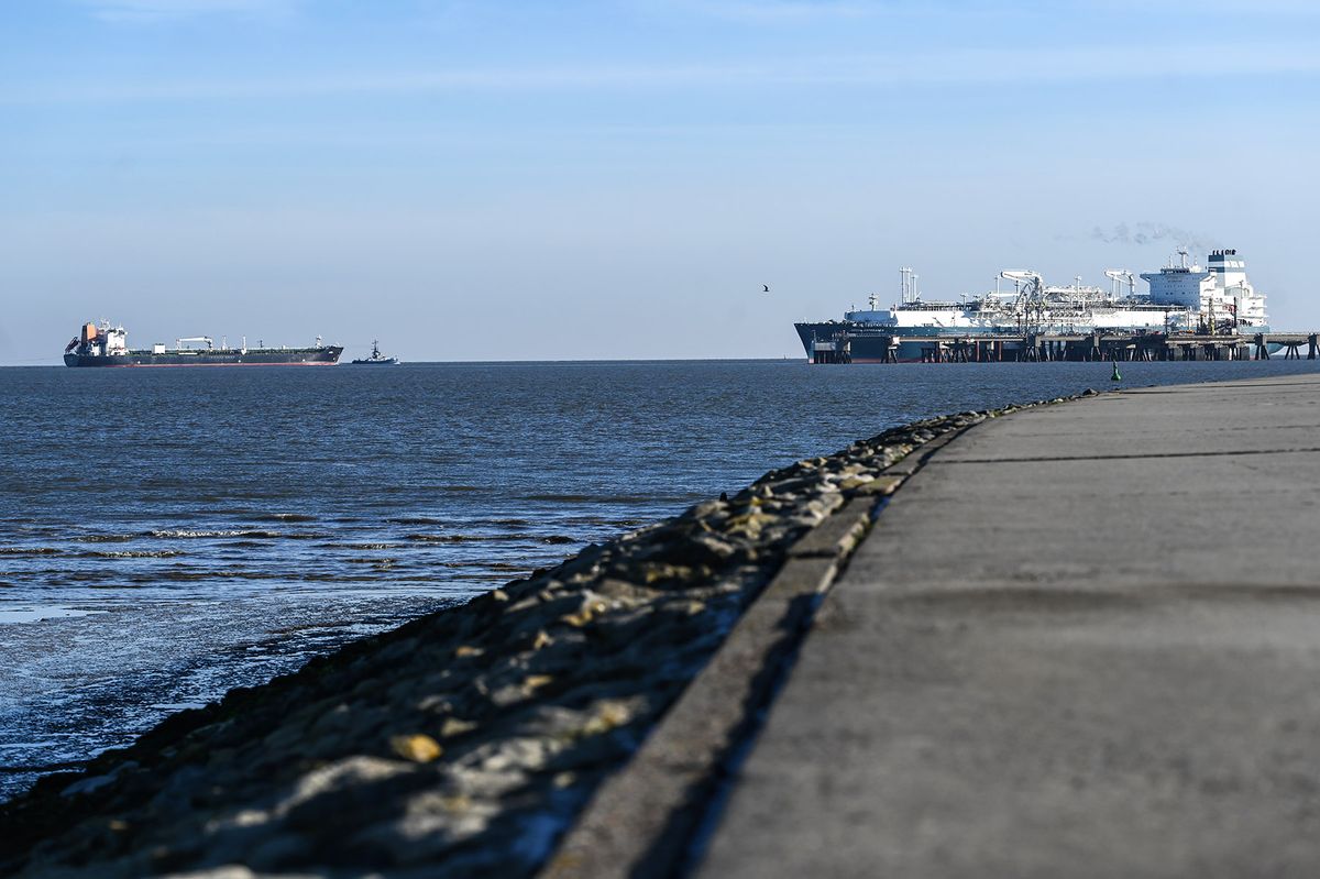 40.000 tons of diesel from Russia
18 January 2023, Lower Saxony, Wilhelmshaven: The tanker "Ane " at the height of the " Hoegh Esperanza " A ship delivery of 40,000 tons of diesel from Russia to Wilhelmshaven has met with criticism from the government of Lower Saxony. The import is legally permissible despite a far-reaching EU ban on oil imports, as the EU regulation allows an import of Russian petroleum products, such as diesel, by ship until February 5. "In general, however, we also see this critically, that there is this exception to the Russia embargo," a spokesman for Lower Saxony's Energy Minister Christian Meyer (Greens) said in Hanover on Wednesday. Crude oil may no longer be imported from Russia by ship since the beginning of December. Initially, several media had reported. Photo: Lars Klemmer/dpa (Photo by Lars Klemmer/picture alliance via Getty Images)