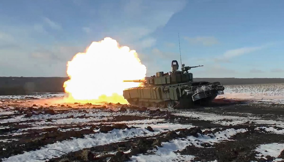 Donyecki terület, 2023. március 7.Az orosz védelmi minisztérium sajtószolgálata által közreadott képen egy orosz T-90-es harckocsi tüzet nyit az ukrajnai háború frontvonalánál a donyecki régióban egy meg nem nevezett helyszínen 2023. március 7-én