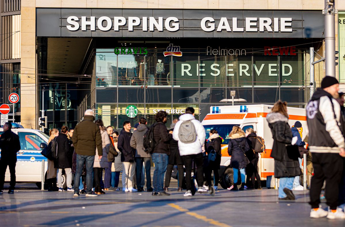 20 January 2023, Lower Saxony, Hanover: Evacuated customers and employees of the Ernst-August-Galerie stand in front of the shopping center in the city center. A fire broke out in a store in the Ernst-August-Galerie, injuring one person.