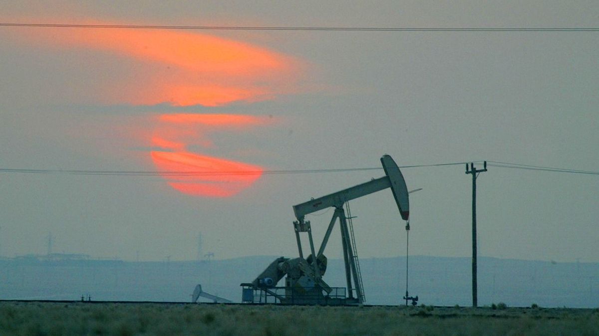 Kuwait Promises To Increase Oil Production In Case  Of War
KUWAIT - JANUARY 15:  The sun sets behind a oil derek January 15, 2003 near the Saudi Arabian border, Kuwait. Kuwait produces 10% of the worlds oil and has promised to increase production as needed in the event of a war in Iraq.  (Photo by Joe Raedle/Getty Images)