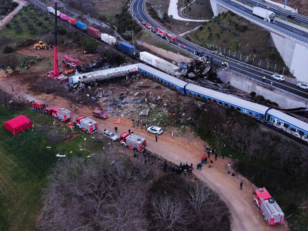 Lárisza, 2023. március 1.
Összeroncsolódott vasúti kocsi a közép-görögországi Lárisza városa közelében, ahol összeütközött egy személyvonat és egy tehervonat 2023. március 1-re virradóra. Az ütközéstől több kocsi kisiklott, és lángba borult. A szerencsétlenségben legkevesebb 32-en életüket vesztették, 85-en megsérültek.