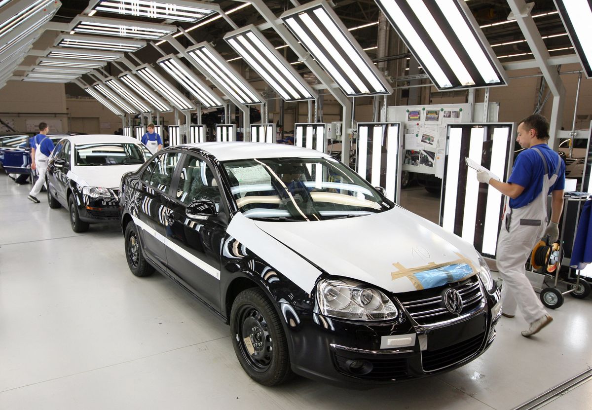 Emplyoees of Volkswagen (VW) assemble a VW in the plant of Kaluga, Russia, 25 August 2008. German car makers expect enormous growth rates on the Russian market, which is predicted to amount to 3,1 million cars in 2008, a quarter more than in 2007. In contrast sales of German cars are expected to rise by one third to 465,000 vehicles, German car builders' association ('Verband der Automobilindustrie' VDA) announced at the show.