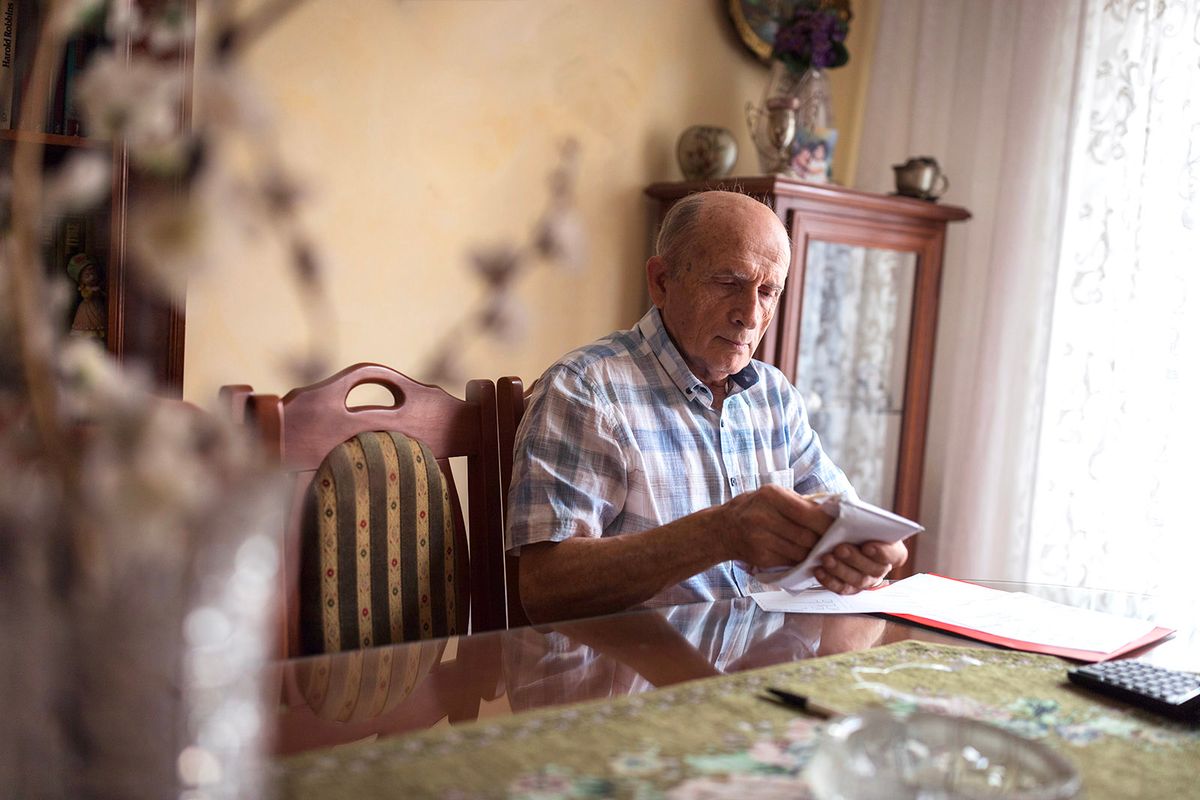 Elderly man packing his pension money into an envelope
nyugdíj