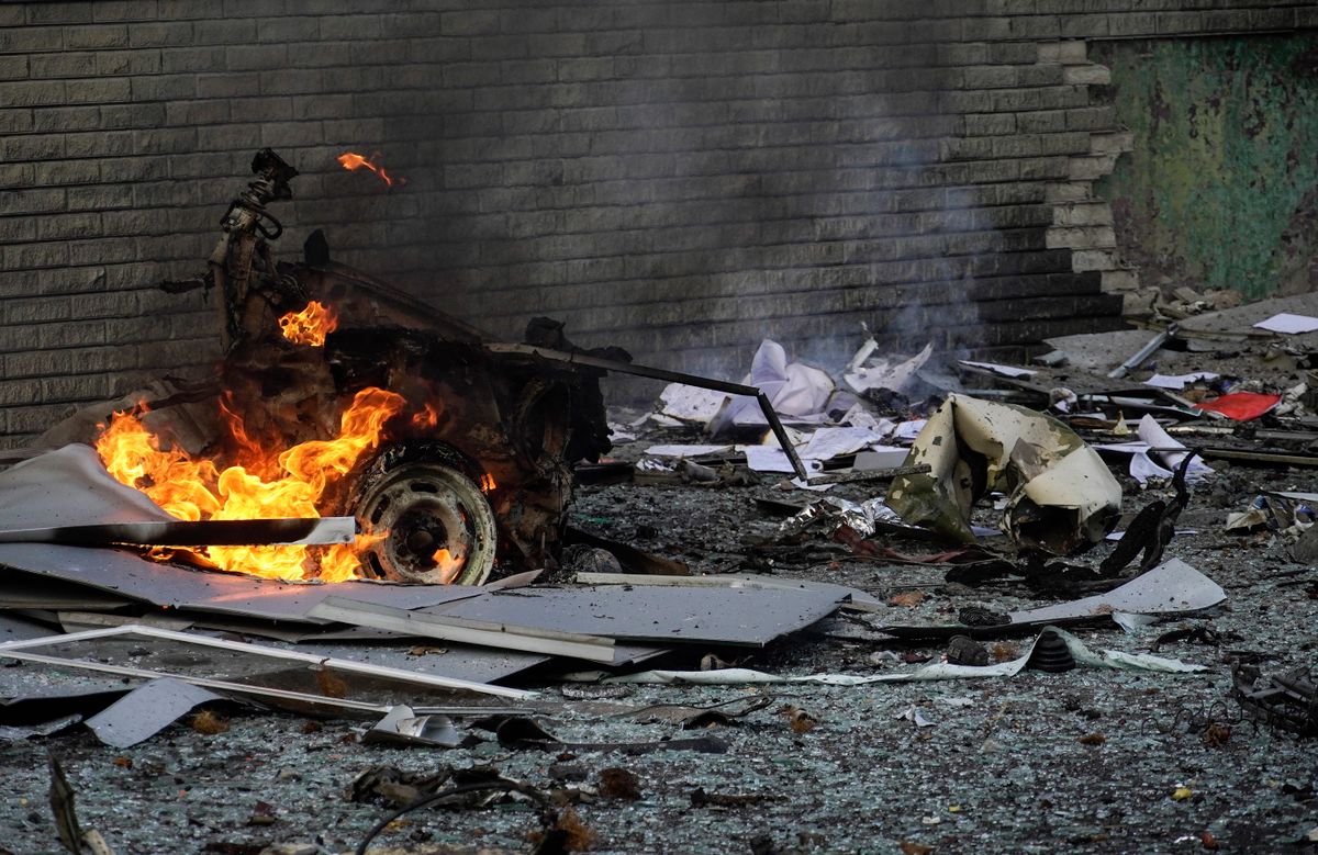 Melitopol, 2022. október 25.Felrobbant jármű ég a ZaTV épülete mellett a délkelet-ukrajnai Zaporizzsja régióban fekvő Melitopolban 2022. október 25-én. A detonációban öten megsérültek