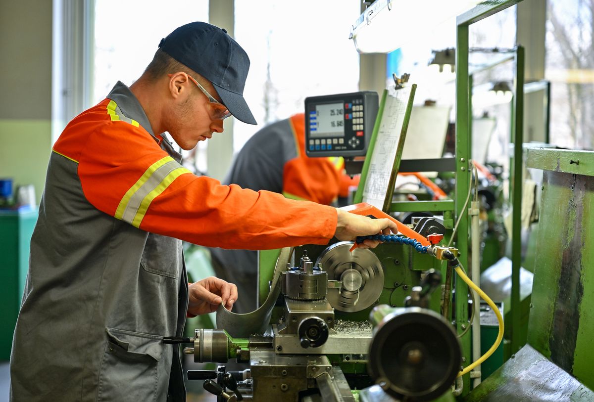08 March 2023, Brandenburg, Eisenhüttenstadt: Jonas Kraske, apprentice at ArcelorMittal's steel mill, works on a lathe in the vocational training center. On the same day, Dietmar Woidke (SPD), Minister President of the State of Brandenburg, visited the steel mill. Woidke had talked to representatives of the company about ideas and plans for decarbonization (reduction of CO2 emissions). One of the keywords here was the hydrogen infrastructure. A subsequent tour of the company's vocational training center focused on attracting labor and skilled workers. Photo: Patrick Pleul/dpa 