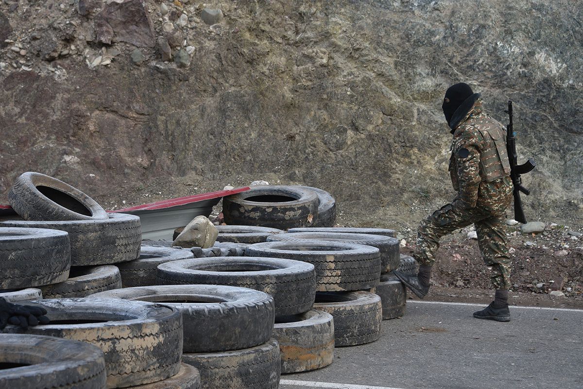 An Armenian soldier stands guard a checkpoint of the demarcation line on the road to Kalbajar near the village of Charektar on November 25, 2020. - Azerbaijan said on November 25 its forces had entered the Kalbajar district, the second of three to be handed back by Armenia as part of a deal that ended weeks of fighting over Nagorno-Karabakh. The defence ministry in Baku said in a statement that "units of the Azerbaijani army entered the Kalbajar region on November 25" under the deal signed earlier this month by Armenia, Azerbaijan and Russia. (Photo by Karen MINASYAN / AFP)
azeri, örmény