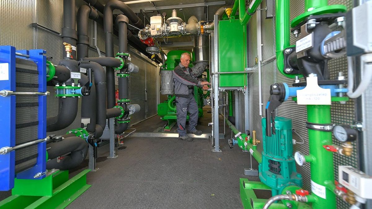 Debrecen, 2017. szeptember 19.Egy dolgozó az Alteo Energiaszolgáltató Nyrt. új erőművében az átadásának napján, az AKSD Városgazdálkodási Kft. telephelyén Debrecenben 2017. szeptember 19-én. A közel 300 millió forintos beruházás keretében épített 500 kilowatt teljesítményű erőmű, a város hulladékkezelő és hulladék lerakó telepén keletkezett depóniagázt hasznosítja. A kiserőmű évente 15 ezer tonna széndioxiddal egyenértékű üvegházhatású gázt semlegesít azzal, hogy átalakítja villamos energiává.MTI Fotó: Czeglédi Zsolt Debrecen, 2017. szeptember 19.
Egy dolgozó az Alteo Energiaszolgáltató Nyrt. új erőművében az átadásának napján, az AKSD Városgazdálkodási Kft. telephelyén Debrecenben 2017. szeptember 19-én. A közel 300 millió forintos beruházás keretében épített 500 kilowatt teljesítményű erőmű, a város hulladékkezelő és hulladék lerakó telepén keletkezett depóniagázt hasznosítja. A kiserőmű évente 15 ezer tonna széndioxiddal egyenértékű üvegházhatású gázt semlegesít azzal, hogy átalakítja villamos energiává.
MTI Fotó: Czeglédi Zsolt