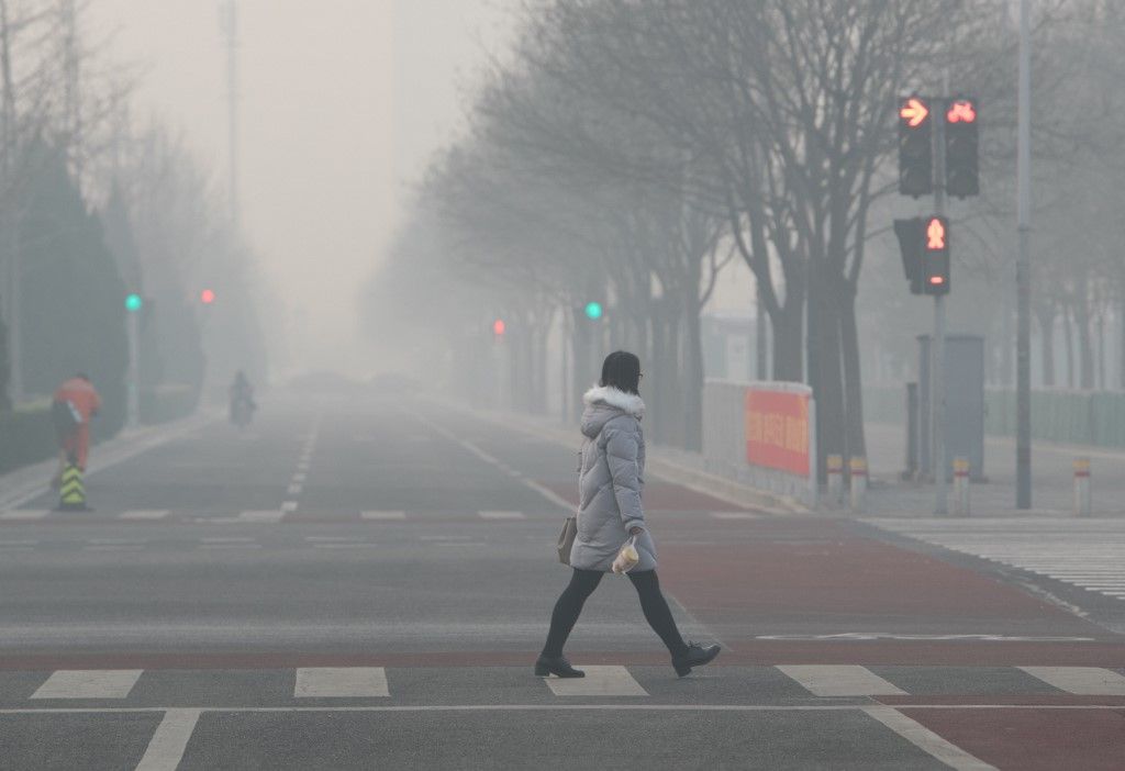 Beijing smog hits 'crazy bad' level despite pollution curbs