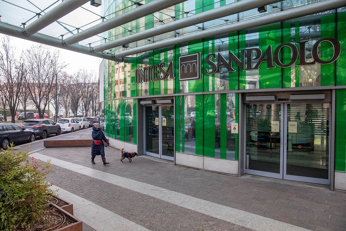 Intesa Sanpaolo SpA Ahead Of Earnings
An Intesa Sanpaolo SpA bank branch in Milan, Italy, on Saturday Jan. 22, 2022. Intesa Sanpaolo will report earnings on Feb. 4. Photographer: Francesca Volpi/Bloomberg via Getty Images