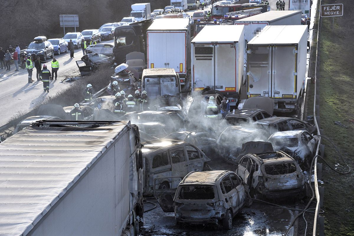 Herceghalom, 2023. március 11.Kiégett és sérült gépjárművek az M1-es autópályán Herceghalomnál, ahol öt kamion és 37 autó ütközött össze, mindkét irányban lezárták az autópályát 2023. március 11-én. A balesetben érintett öt kamion és 37 személygépkocsi közül 19 jármű kiégett, és összesen 26 ember sérült meg. Közülük hatan életveszélyesen, heten pedig súlyosan sérültek.MTI/Lakatos Péter Herceghalom, 2023. március 11.
Kiégett és sérült gépjárművek az M1-es autópályán Herceghalomnál, ahol öt kamion és 37 autó ütközött össze, mindkét irányban lezárták az autópályát 2023. március 11-én. A balesetben érintett öt kamion és 37 személygépkocsi közül 19 jármű kiégett, és összesen 26 ember sérült meg. Közülük hatan életveszélyesen, heten pedig súlyosan sérültek.
MTI/Lakatos Péter