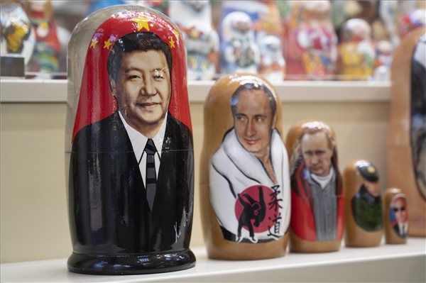 Moszkva, 2023. március 21. A háromnapos állami látogatáson Oroszországban tartózkodó Hszi Csin-ping kínai elnököt (b) és Vlagyimir Putyin orosz államfőt ábrázoló matrjoska baba, egymásba helyezhető, csökkenő méretű fa bábukészlet egy moszkvai ajándékboltban 2023. március 21-én, Hszi látogatásának második napján.