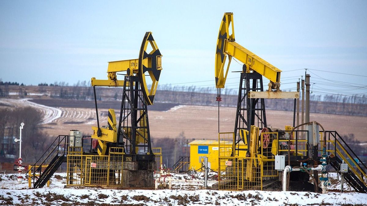 Russian Oil Fields Ahead of 180th OPEC Meeting
Oil pumping jacks, also known as "nodding donkeys" in a Rosneft Oil Co. oilfield near Sokolovka village, in the Udmurt Republic, Russia, on Friday, Nov. 20, 2020. The flaring coronavirus outbreak will be a key issue for OPEC+ when it meets at the end of the month to decide on whether to delay a planned easing of cuts early next year. Photographer: Andrey Rudakov/Bloomberg via Getty Images