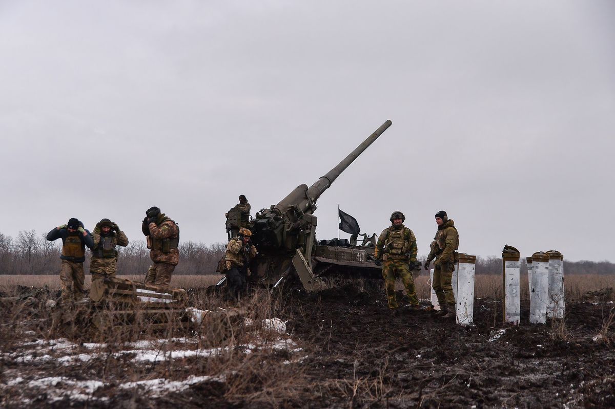 Ukrainian soldiers prepare to fire a Pion artillery system
Ukrajna fegyver EU