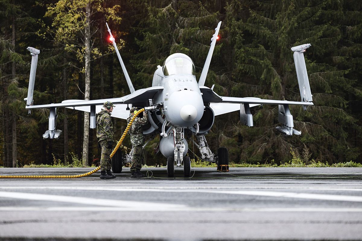 Finnish Air Force Academy Exercise Baana 22
A Boeing F18 Hornet twin-engined multi-role fighter jet being refueled during the Finnish Air Force Academy's Baana 22 exercise in Joutsa, Finland, Wednesday, Sept. 28, 2022. Officials guarding Finland's 1,300-kilometer (800-mile) border with Russia are calling for a fence to help prevent potential uncontrolled mass-scale entry from the east. Photographer: Roni Rekomaa/Bloomberg via Getty Images.
Skandináv légierő NATO