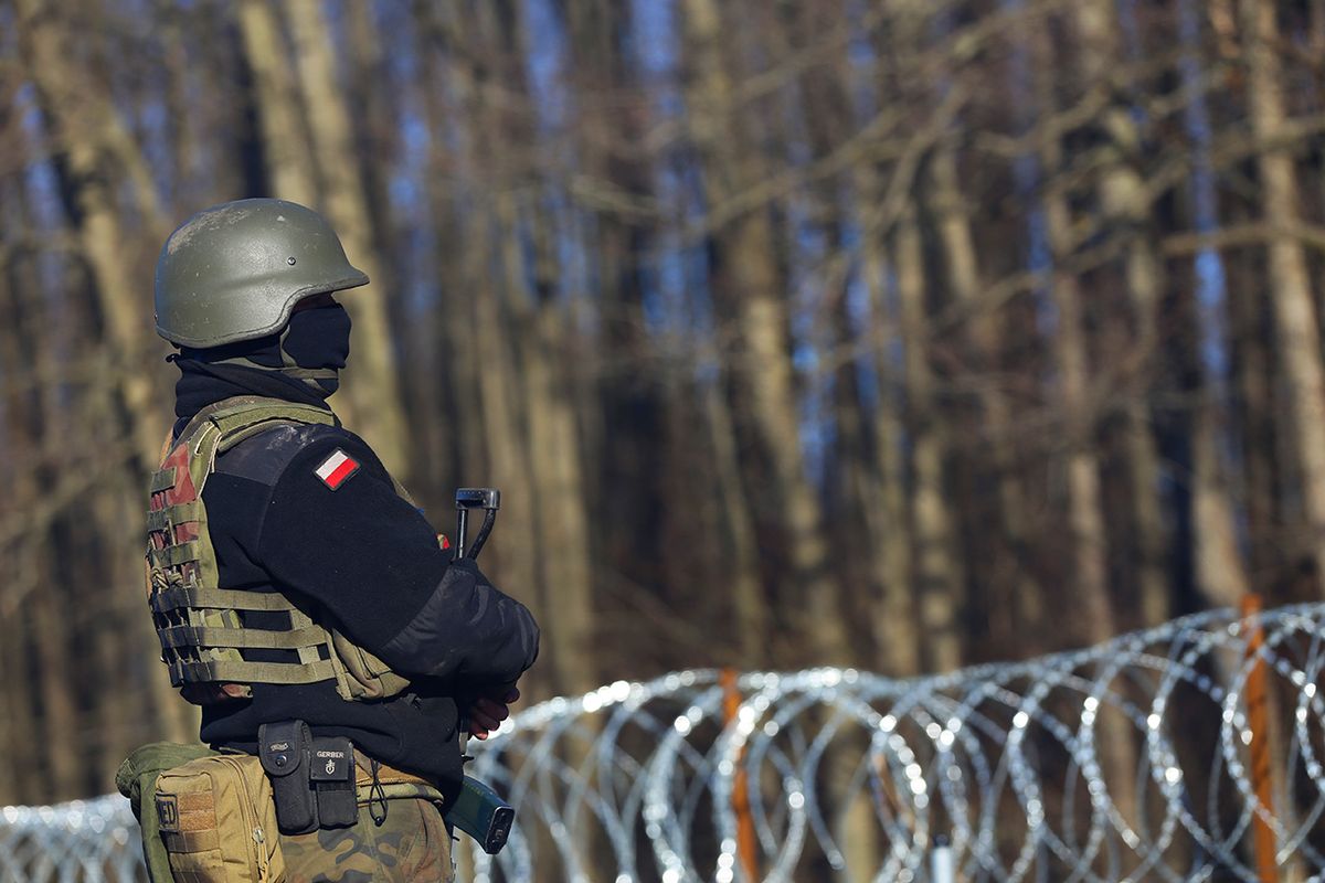 Poland - conflict over migration via Belarus
18 January 2022, Poland, Usnarz Gorny: A Polish soldier guards the EU's external border with Belarus near the village of Usnarz Gorny. Poland has erected a barbed wire entanglement to make it difficult for migrants to cross. (to dpa "Border with Belarus: In the exclusion zone, the border guards command") Photo: Doris Heimann/dpa (Photo by Doris Heimann/picture alliance via Getty Images)