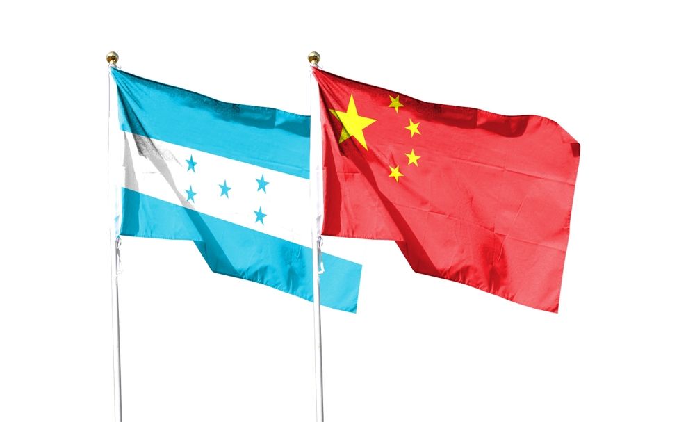 China,Flag,And,Honduras,Flag,On,Cloudy,Sky.,Waving,In
Kína, Honduras