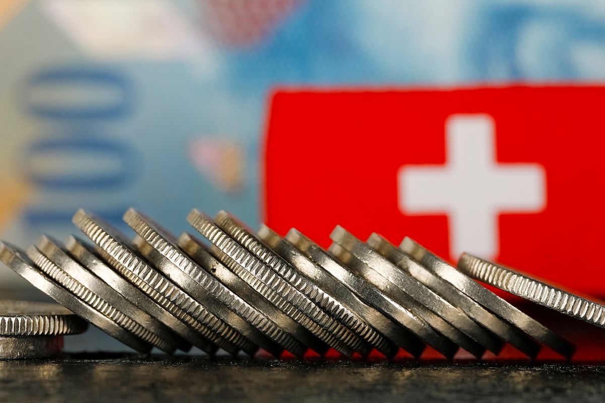 There,Are,Various,Swiss,Coins,Visible,Against,Background,Of,OneThere are various Swiss coins visible against background of one hundred francs banknote and there is Swiss flag as well
svájci jegybank